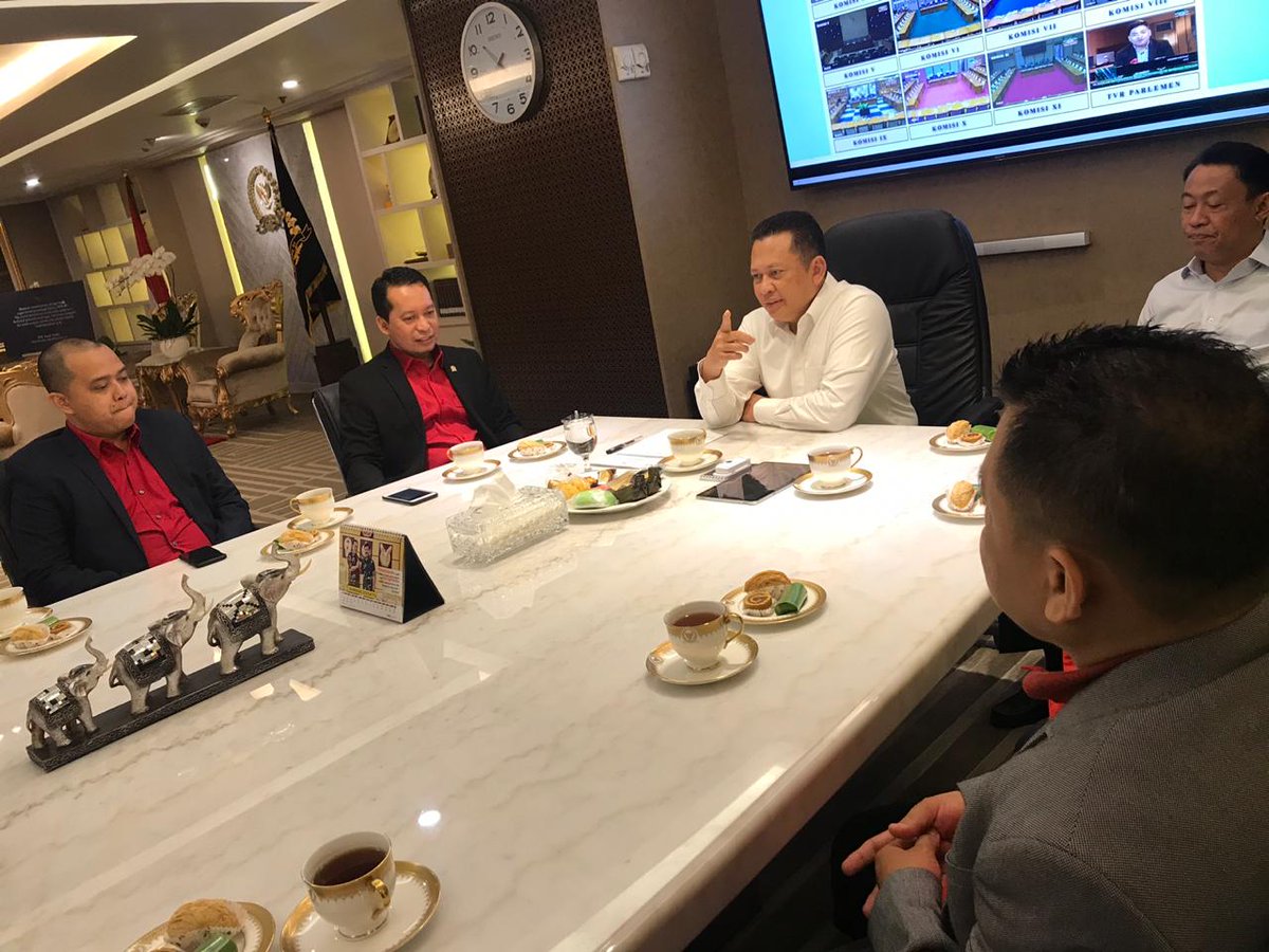 DPR_RI's tweet photo. Ketua DPR RI Bambang Soesatyo menerima audiensi Gerakan Arah Baru indonesia, Rabu, 13 Maret 2019. #PimpinanDPR https://t.co/bckL2tC13S