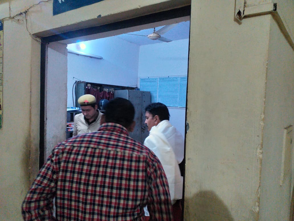 budaunpolice's tweet photo. रात्री में भेष बदल,फरियादी बनकर पहुॅचे SSP #budaunpolice 
PS मूसाझाग @budaunpolice कार्यवाही से द्रष्टिगत SSP अशोक कुमार त्रिपाठी ने SI सचिन कुमार की थाने की सर्तकता को देख प्रसन्नता व्यक्त की,थाने पर मौजूद पु0कर्मियों की सरहाना कर उत्साहवर्धन कार्य हेतु किया पुरूष्कृत @Uppolice https://t.co/TKAfSxklsn
