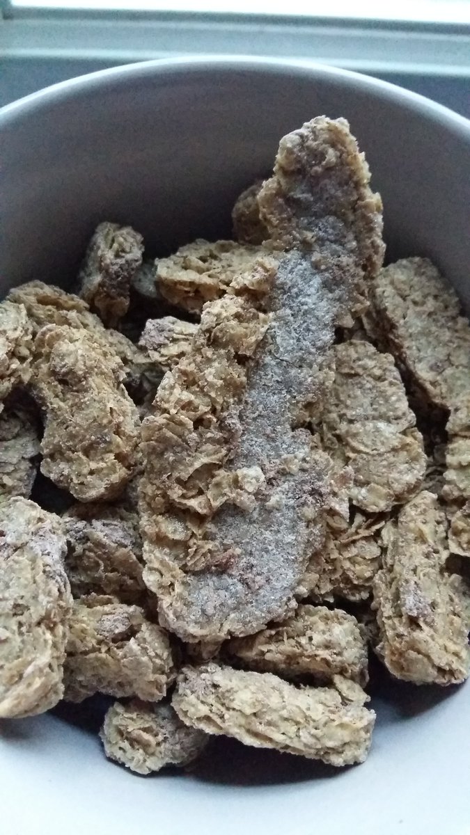 OhButtonMe's tweet image. Humm @weetabix what is this that just fell out of a pack of mini Bix?