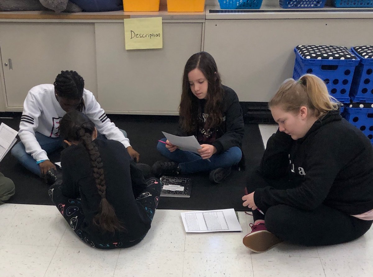 SamselUES's tweet image. Working together to determine text structure in Miss Parse &amp;amp; Mrs. Seavey&apos;s class! #textdetectives #workinghard 😁