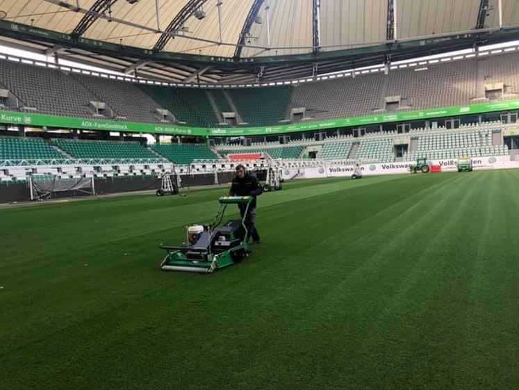 rasenwelt's tweet photo. Der #DennisPro34R #Rotary Mäher mal wieder im Einsatz beim @VfL_Wolfsburg. Da kommt Freude auf beim Mähen! ☺️👉✂️🌱

@DennisMowers #Pflegemaschine #Sportplatzpflege #rasenweltprofessional 🏟️ https://t.co/9A8n1GlGTI