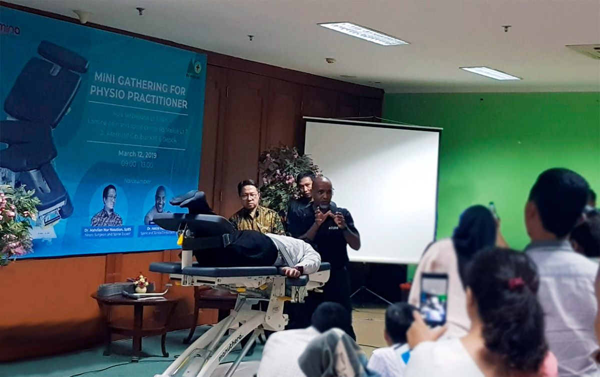 Lojerin valmistamaa maailman monipuolisinta hoitopöytää Manuthera 242:sta on myyty jo yli 50 maahan! Eilinen hoitopöytäkoulutus pidettiin Indonesiassa Meilia Cibubur -sairaalassa yhdessä paikallisen PT Medtek -jälleenmyyjämme kanssa #manuthera #manuthera242