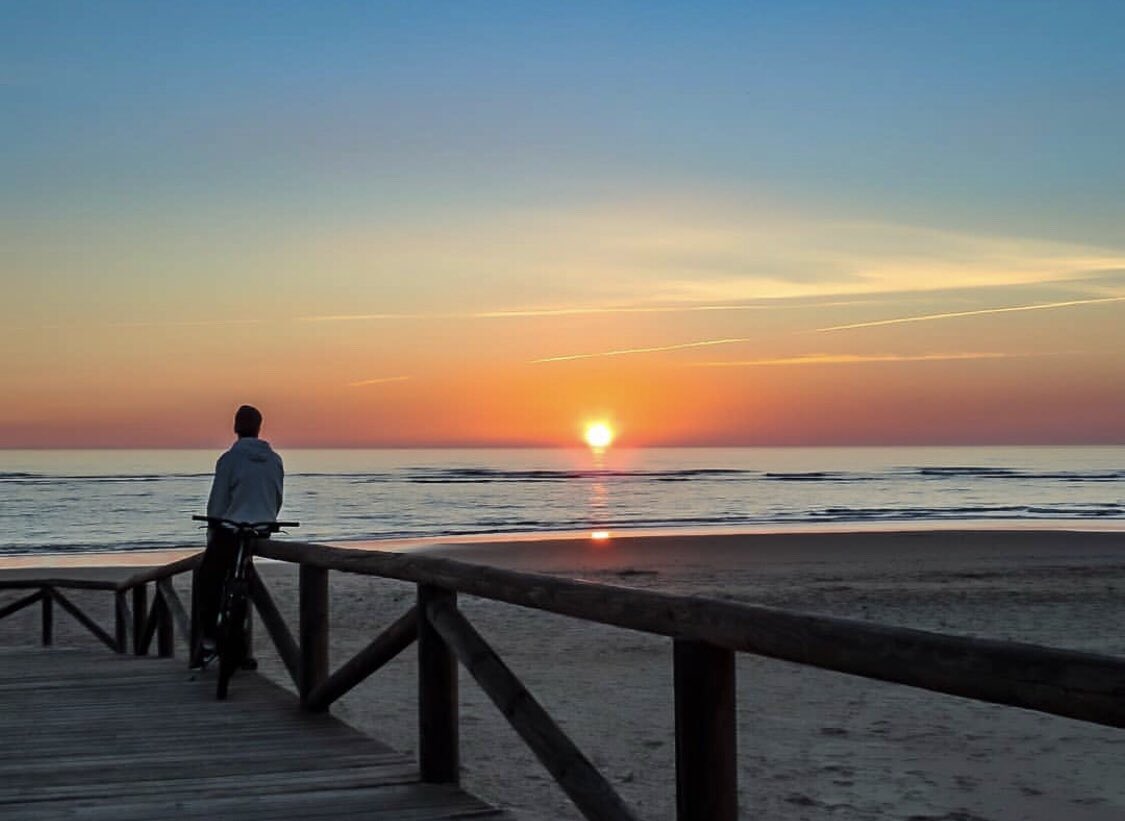 #diasdeprimavera con #puestasdesol únicas en la #playaderota por @corbetoalonso #descubrerota #disfrutarota #paraiso #relax #magia #paseosconencanto #feliz miércoles Beautiful #sunsets at the #rotabeach #magic #paradise #happywednesday @jjcorbal193 @CadizTurismo @viveandalucia