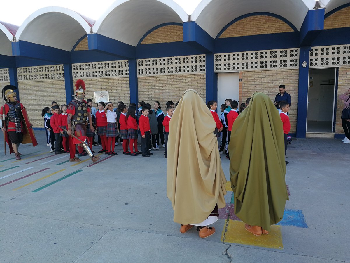 Ayer recibimos la visita de la IX LEGIO ROMANA. Nuestros alumnos de 2º y 3º ciclo de Primaria pudieron adentrarse en la cultura de Roma, de la mano de legionarios y patricias...