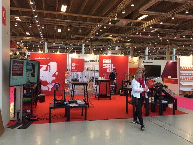 rbc_absalon's tweet photo. #dklf2019 Danmarks Læringsfestival er igang. Kom på faglig date i mormos stue med @RikkeEgeberg og besøg CFUsjællands stand og hør om TEK-lærer og 3D print @BrixStub @HelleMelin @h_elsebeth https://t.co/AxFb1GdxEn