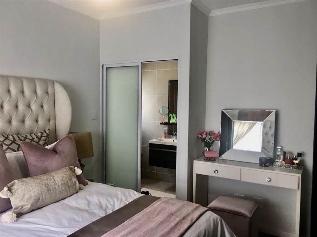 Ishshah_B's tweet photo. A three bedroom with two bathrooms garden apartment is available from the 1st of May at The Cambridge in Petervale. It comes with a fridge, washing machine and a dryer, R14K pm.

#ResidentialProperty #PropertyToLet #RentalProperty #TheCambridge #Petervale #Sandton #JoburgProperty https://t.co/yAZZs0Jskm