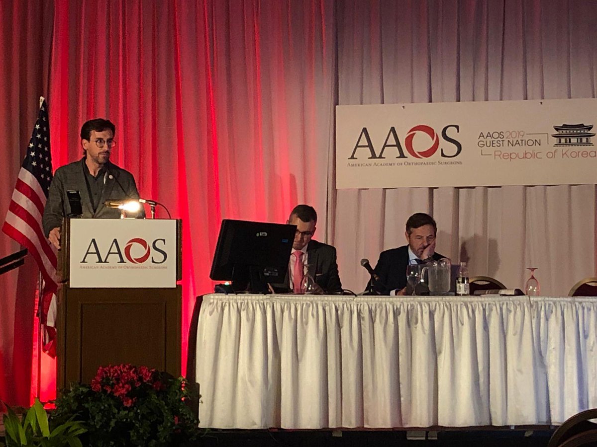 Hospitaligd's tweet photo. El Dr. @jmiquelnoguera va presentar els resultats d'un estudi multicèntric sobre #fractures humerals proximals a l'#aaos2019, a Las Vegas.
#formacióCSA #cotCSA #traumatologiaCSA https://t.co/HP5ui5aSMy