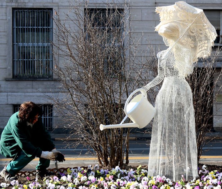 twitorino's tweet image. Una nuova opera artistica arricchisce lo storico giardino Lamarmora di #Torino: tra le viole del pensiero nell’aiuola lato via Cernaia, fa bella mostra di sé una raffinata damina d'altri tempi.
Alcune immagini della realizzazione  nel fotoblog della Città
spaziotorino.it/scatto/?p=15953