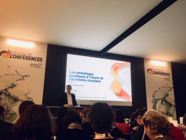 Conférence #CFIA #economiecirculaire dans le plastique, on avance ! D'après <a href="/citeofrance/">Citeo</a> 3 axes de travail : rendre moins complexes les #emballages, améliorer la reconnaissance des emballages en centres de tri et étendre les lignes de recyclage (et moléculaire).