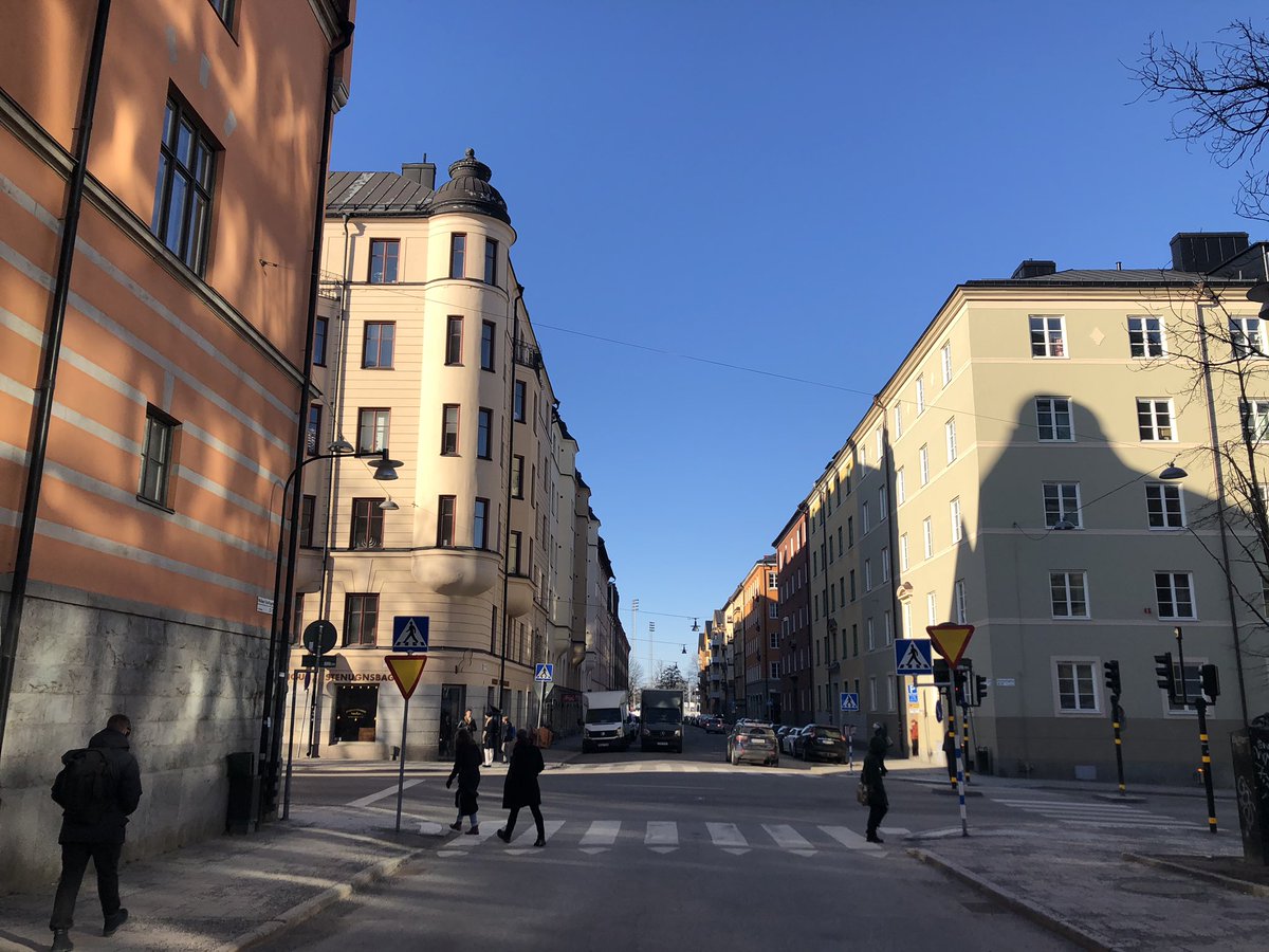 maddysavage's tweet photo. Yesterday versus today. #swedishspring #vårvinter #sickofsnownow #onlyinsweden #expatlife #stockholm #sthlm https://t.co/jKgiSNodfq