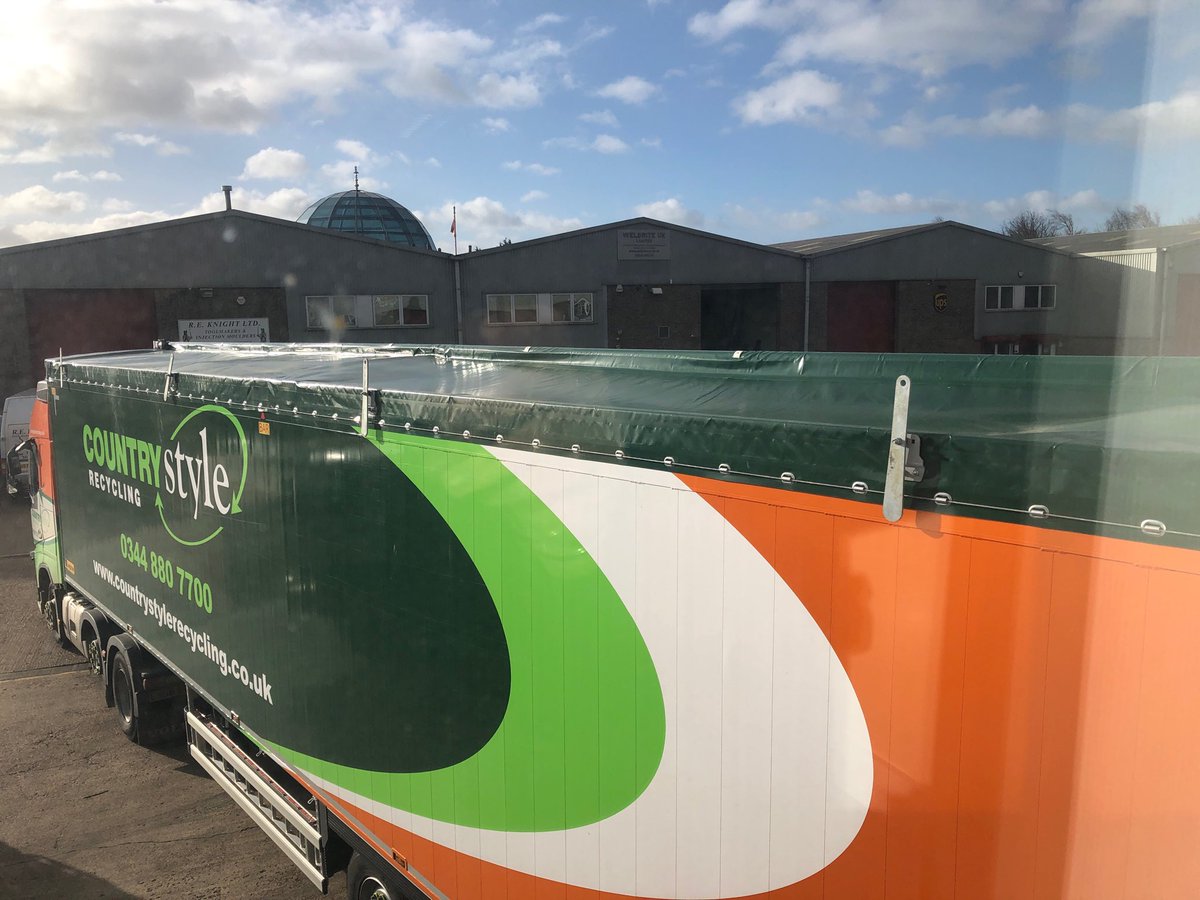 ShurcoUK's tweet photo. Yet another #ShurCover #electric #side2side #cover for ⁦@CountrystyleRec⁩ #waste Trailer https://t.co/GVakwJyKPb