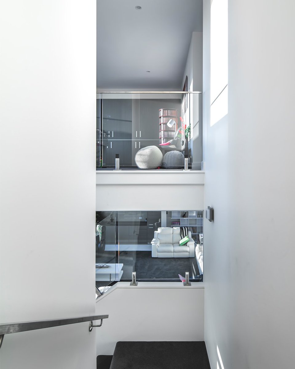 AdelaideBuilder's tweet image. Glass panelling in place of solid walls open up this multi-storey home, to bring it to a whole new level of luxe.
bit.ly/2PMNbef
#SAluxurybuilder #multistoreybuild #customdesignandbuild