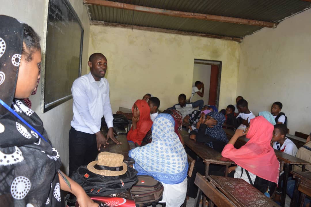 Le MAJ Comores en plain séance de sensibilisation dans les écoles privées et publiques de la capitale de l'Union des Comores. Thèmes abordés la prévention des IST VIH SIDA et le droit de femme 
#RightbyHer <a href="/yamafrica/">YAM/MAJ</a> <a href="/majcomores/">YAM/MAJComores</a> <a href="/LubayoT/">Lubayo Tina</a> <a href="/IPPFAR/">IPPFAR</a> #IDECIDE #YouthConnect