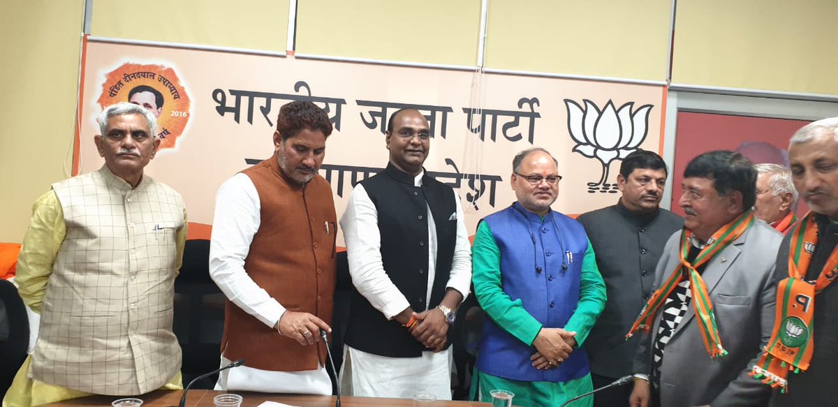 sureshbhattbjp's tweet photo. इनेलो छोडकर नेताओं ने @BJP4Haryana की सदस्यता हासिल की है। प्रदेशाध्यक्ष @subhashbrala  जी ने दिलाई पार्टी की सदस्यता। सफीदो से पूर्व इनेलो विधायक कलिराम, झज्जर से रमेश वाल्मिकी,कैथल से इनेलो के जिला अध्यक्ष रहे कैलाश भगत,सांपला से पार्षद शिवकुमार  सहित अन्य नेता शामिल हुए हैं��� https://t.co/jFBEz47mmK