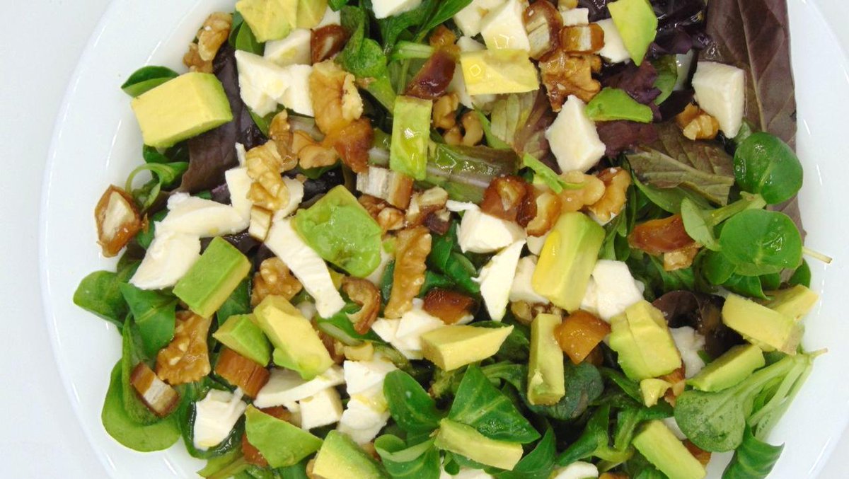 Una nueva combinación fácil para hacer una #ensalada rápida nunca viene mal, así que aquí va la última que hemos preparado nosotras y nos ha enamorado: ensalada con dátiles y nueces.
RECETA: tastydetails.com/ensalada-con-d…