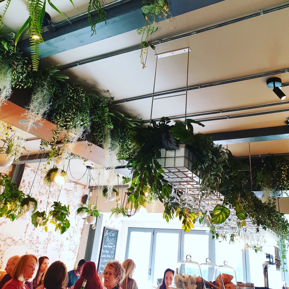 Loving the use of plants in this commercial interior @ Grays Yard Chelmsford
#interiordesign #goodfood