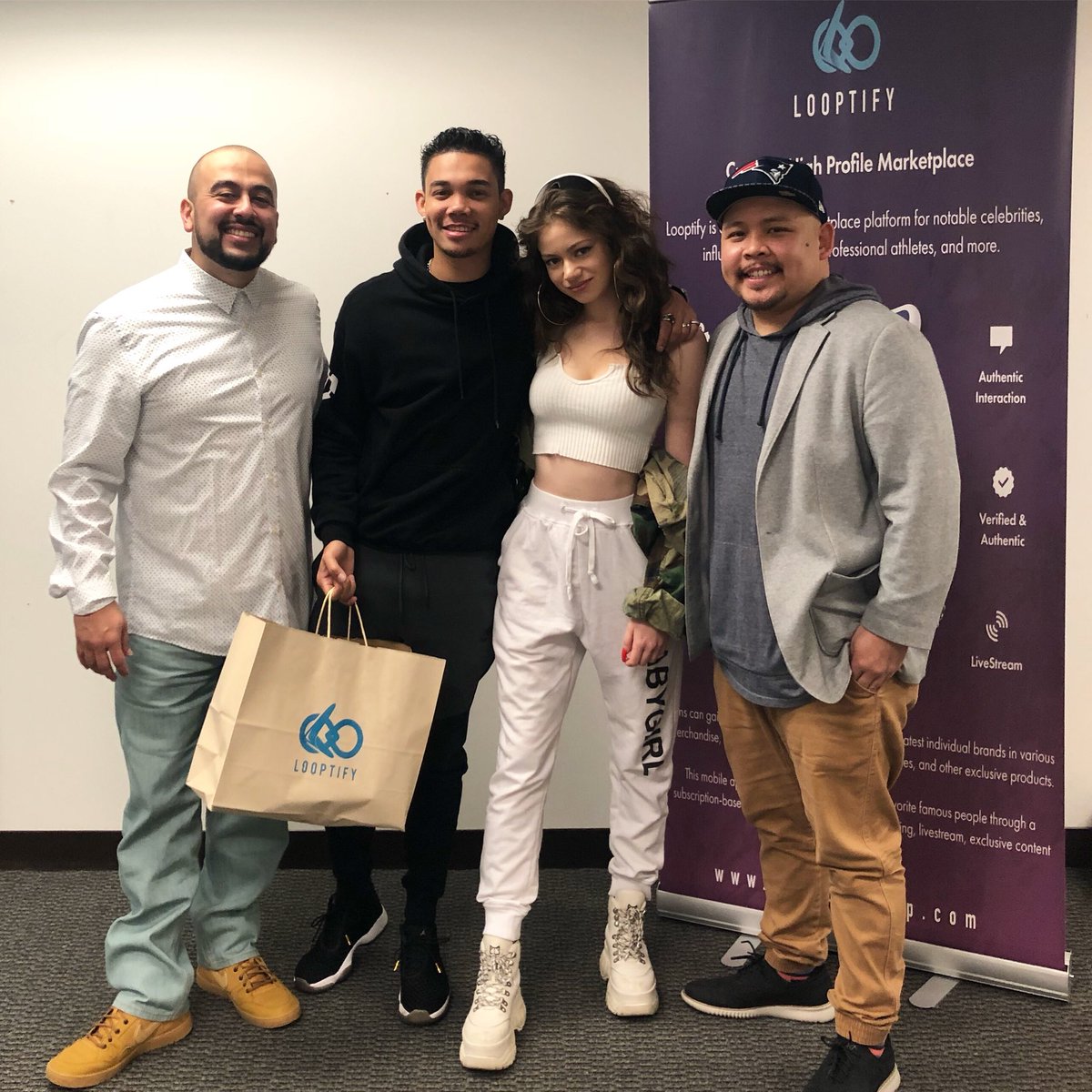 superboss3232's tweet photo. We had the #Fam @ROSHON & another #Superstar @iAm_Dytto in the Building Today @ the #Headquarters for a #Meeting with @simplelegend & the #Looptify #Squad, a day in my #Life, #LooptifyApp @looptifyapp https://t.co/a5nPxBWe0X