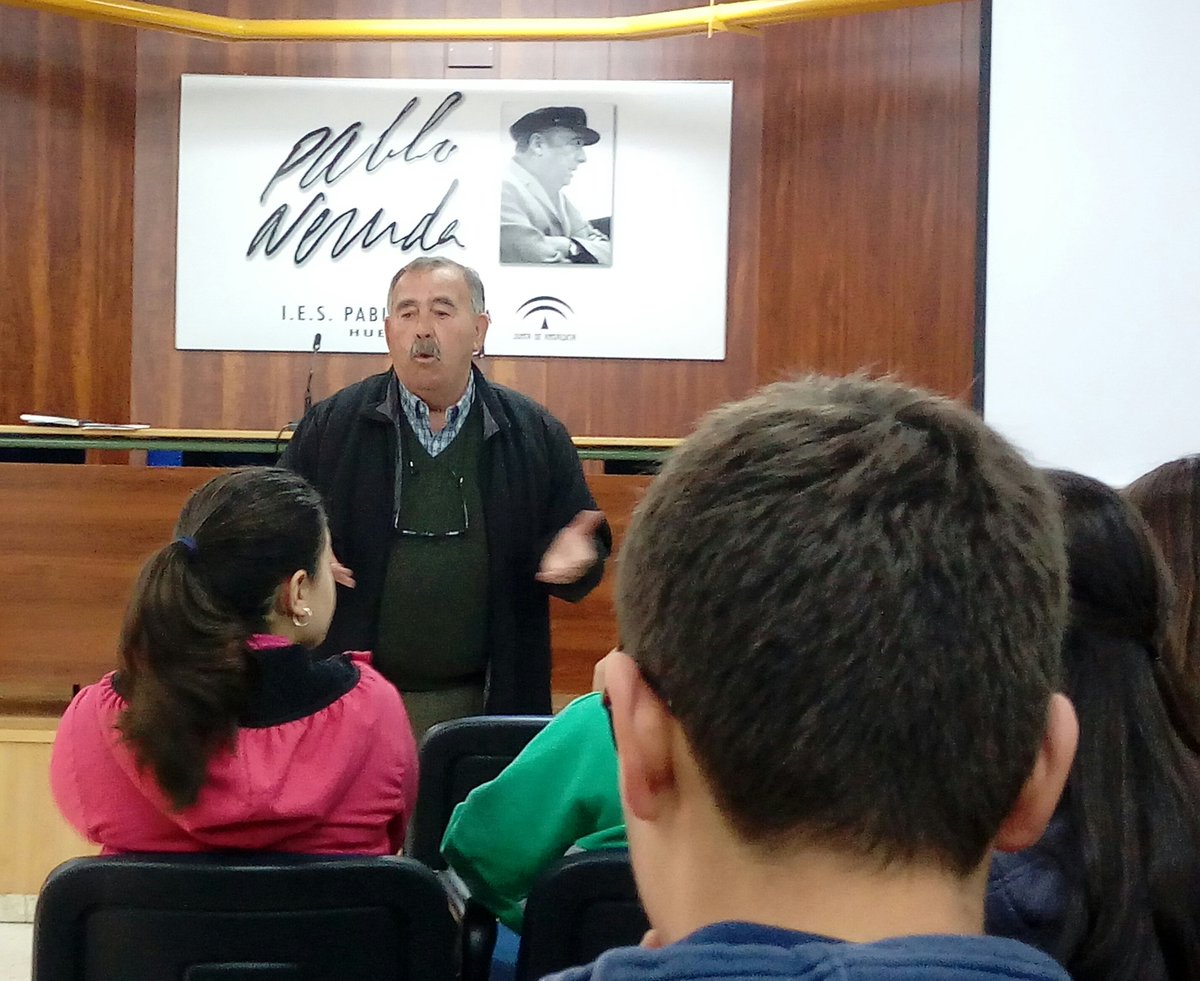 iesneruda's tweet photo. #ManuelLuna habla sobre Juventud y tiempo libre en el #ProyectoComunica https://t.co/BH2JhqdJj1