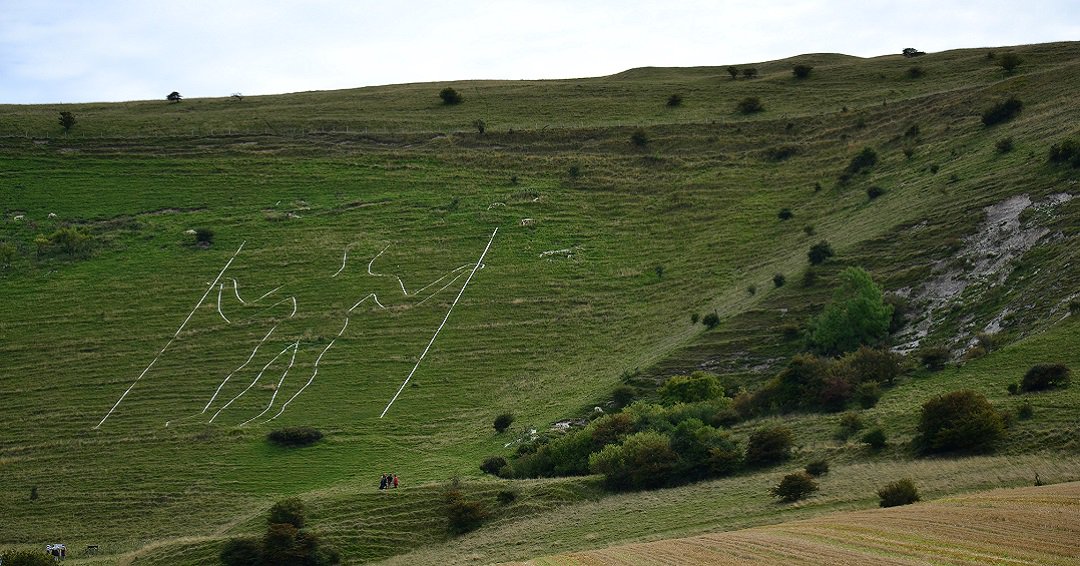 StandByYouUK's tweet photo. Keeping watch over the South Downs, the Long Man of Wilmington is one of Britain’s most mysterious residents. Standing proud with a stave (stick) in each hand, he is supported by grassy hills and shrouded in myths and folklore
#standbyouk #visiteastbourne #thingstosee #thelongman https://t.co/XgOMnKrI9k