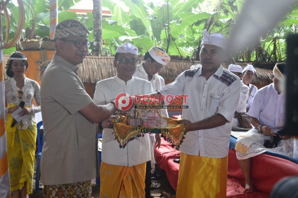 Suiasa Serahkan Hibah Rp 1,5 M untuk Banjar Pengembungan - denpostnews.com/2019/03/13/sui…