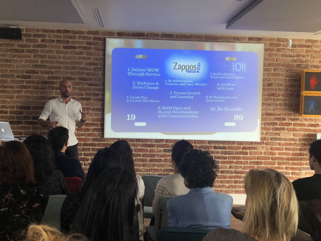 On prend l’exemple de <a href="/Zappos/">Zappos.com</a> pour parler #culture d’entreprise et vous montrer une  #expériencecollaborateur qui fait rêver ☁️☁️