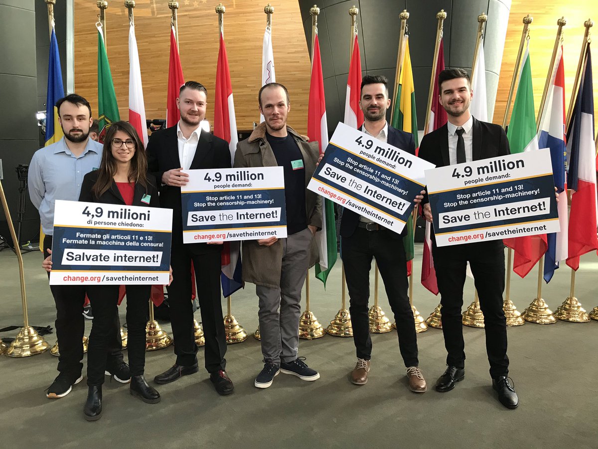 tagesthemen's tweet image. „Wir sind keine #Bots!“ 
Youtuber aus ganz Europa übergeben heute in Straßburg eine Petition mit 4,9 Mio Unterschriften an Abgeordnete: 
„Die Nachteile der #Urheberrechtsreform, heben die Vorteile auf!“ 
#Safeyourinternet