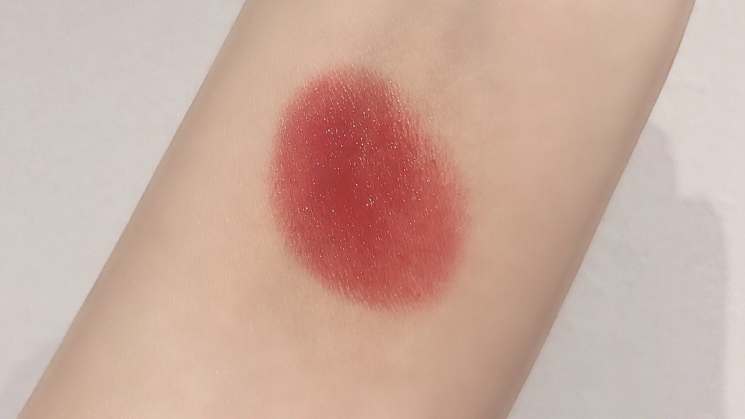 くらげゆゆちゃん 最近のプチプラ赤リップで断トツのオススメは エクセル グレイズパームリップ Gb01 絶妙な透け感で元の唇の色を生かす発色が大好き スルスル塗れて保湿力 なテクスチャーが良い ニュートラルなレッドだから 赤リップが苦手な人にも