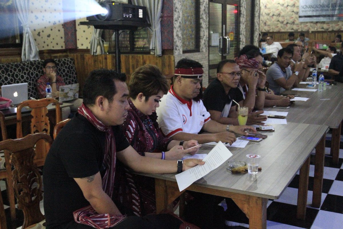 hincapandjaitan's tweet photo. Diskusi yg seru malam ini, #BangsoJuara mencoba menggali pandangan para Artis batak, budayawan dan pekerja seni tentang Paragat. Hasilnya? Luar biasa kita sepakat untuk mengangkat martabat Paragat sebagai bagian dari pejuang budaya Batak. #ParagatDonganHinca https://t.co/fr6HjSvVIQ