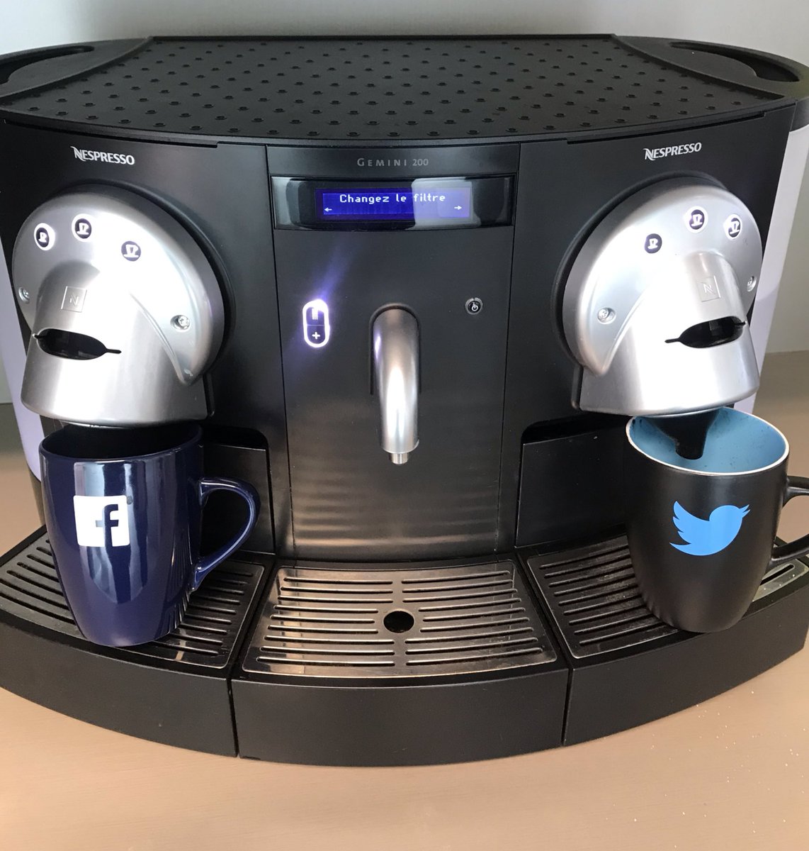 STEINERDAVID's tweet photo. #VismaVie Rencontre à la #MachineACafe... 🤪
💉#reseauxsociaux #influencers https://t.co/K5s3SOE6cL