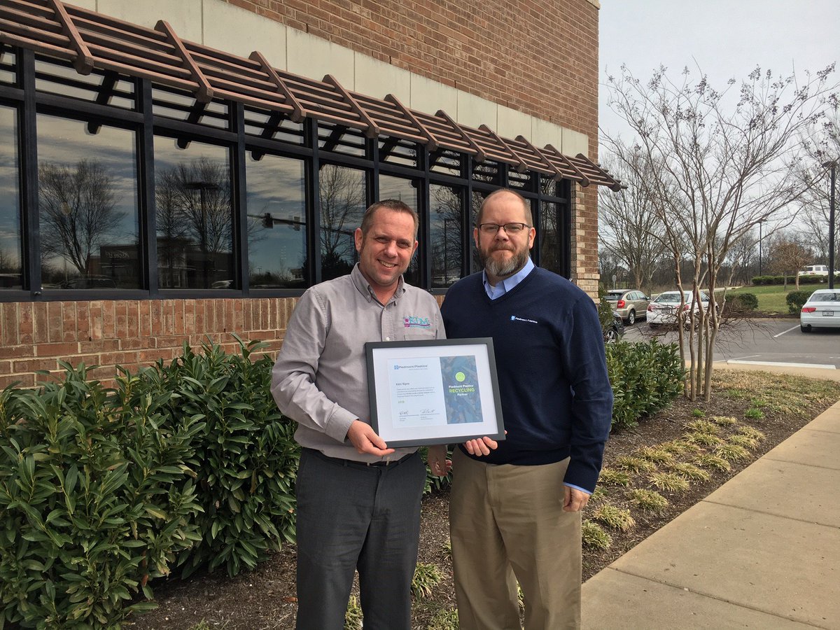 piedmontplastic's tweet photo. Piedmont Plastics Nashville recently stopped by one of their customers, to present them with the 2019 Piedmont Plastics Recycling Award. #CustomerAppreciation #Recycling #Environment #PiedmontPlastics #WhereSolutionsTakeShape #AlwaysBetOnBlue #AskBlue https://t.co/7jpZ6hDFhk