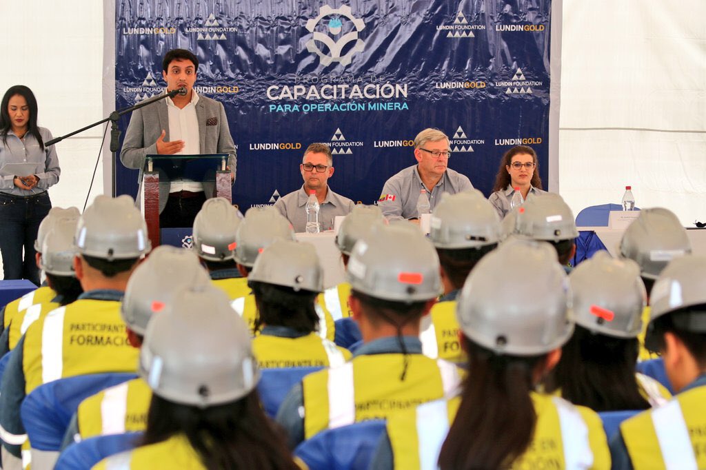 MinTrabajoEc's tweet photo. #MDTLoja | En #ZamoraChinchipe, en minera @LundinGoldEC, participamos de la incorporación de 111 estudiantes de parroquias Los Encuentros, Playón y Río Blanco, el primer grupo de Operadores de Mina y Planta de Procesos del país. #EcuadorTrabajaUnido

Director Regional - @andrsteb https://t.co/af1muSzmlo