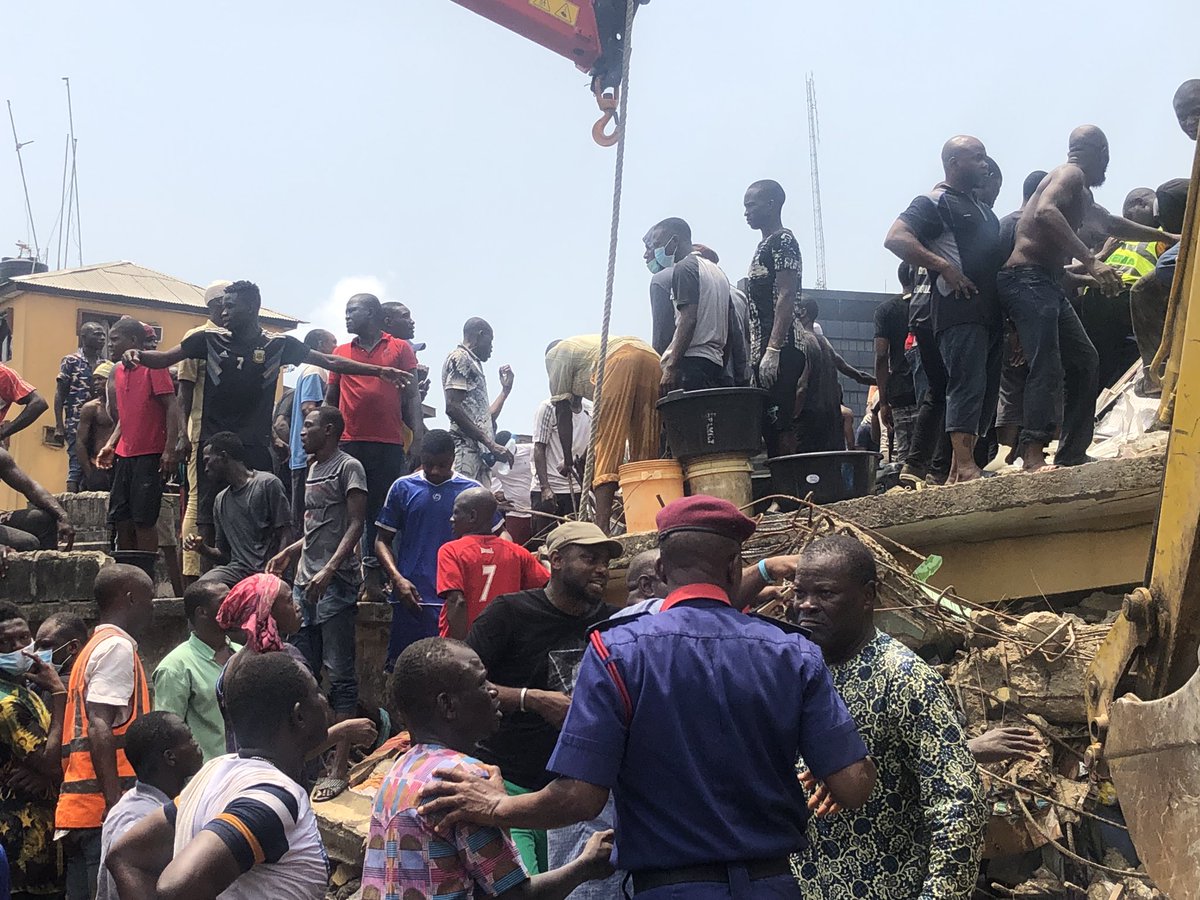 simply_Bryte's tweet photo. Really heartbroken  😨😱😱....

Three storey building with a school in it collapsed at Ita Faji junction in Lagos Island. Efforts are in progress to rescue victims still trapped in the rubble. 

News Source: @rrslagos767 &amp; @937RhythmFm
#lagosisland
#prayforlagosisland
#RhythmNews https://t.co/ZVRlK5MaKp