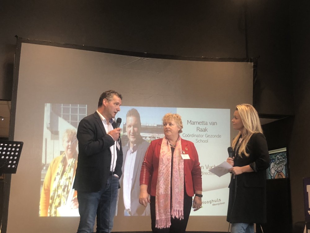 <a href="/IngridJansen21/">Ingrid Jansen</a> opent in Oss het evenement in het kader van de Week voor de Gezonde Jeugd. Ze interviewt vervolgens de projectleiders van de Gezonde School van <a href="/hethooghuis/">Het Hooghuis</a>. <a href="/JOGGoss/">JOGG oss</a> <a href="/SEC_Oss/">SEC</a> #stapvooruit2019