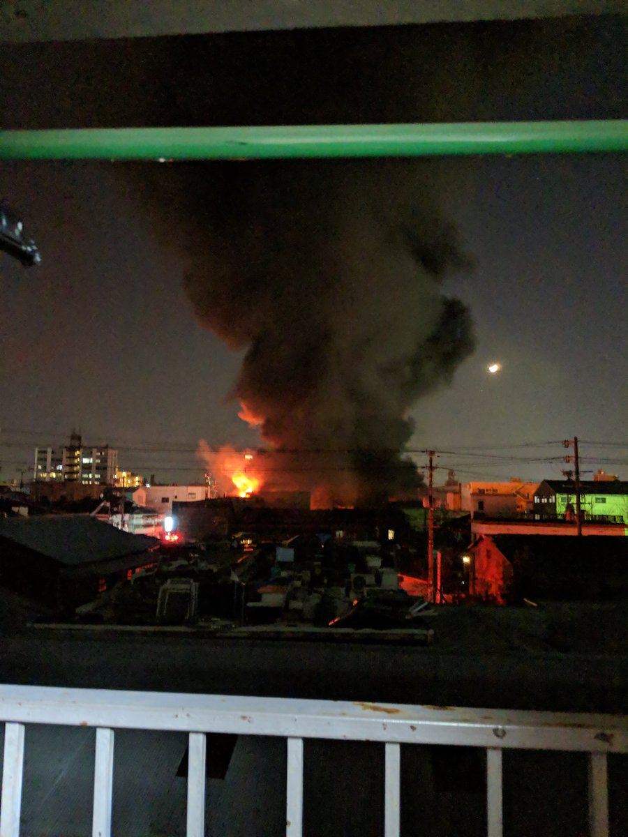 東大阪市寿町３丁目の建物で火事が起きている現場画像