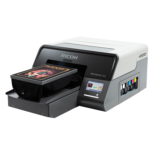 ricoheurope's tweet image. Fast 🏎️
Flexible 🙆‍♂️
Exceptional image quality 👌

Come see the new Ri 1000 in action at #FESPA2019 
bit.ly/2EMqjp8