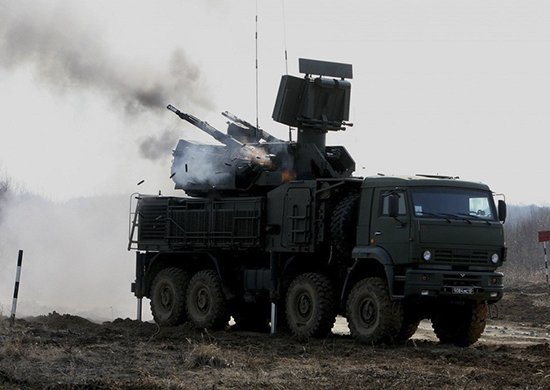 mod_russia's tweet image. Боевые расчеты новейших самоходных зенитных ракетно-пушечных комплексов (ЗРПК) «Панцирь-С1» соединения ПВО Балтийского флота выполнили боевые стрельбы на одном из полигонов в Калининградской области
 s.mil.ru/2TzJn30
#Минобороны #ПанцирьС1 #БЛА #БФ