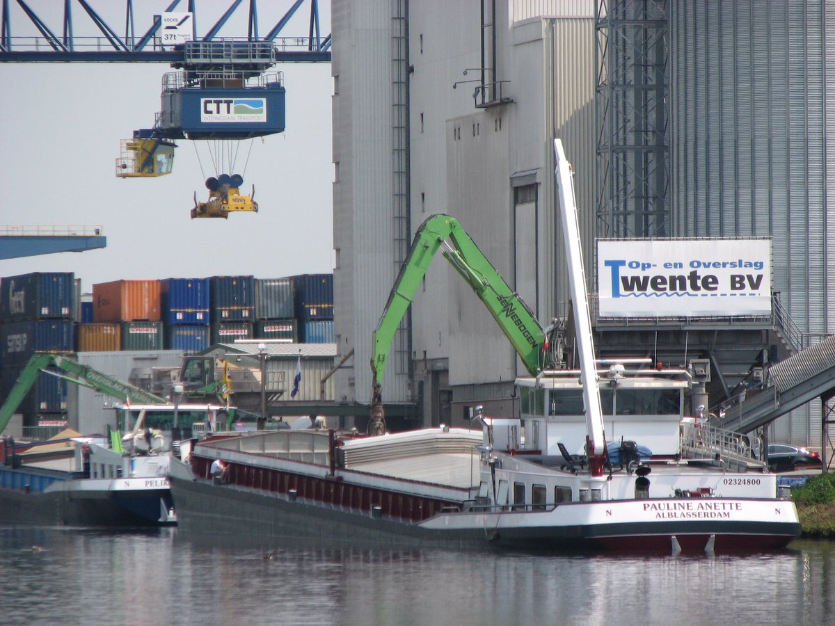 #Twente het #logistieke knooppunt nog beter #bereikbaar nu de verruiming #Twentekanalen definitief door gaat. Kansen voor #modalshift Samen sterk ondernemers <a href="/PortofTwente/">Port of Twente</a> <a href="/ProvOverijssel/">Provincie Overijssel</a> <a href="/regio_twente/">Regio Twente</a> <a href="/Rijkswaterstaat/">Rijkswaterstaat</a> <a href="/MinIenW/">Ministerie van Infrastructuur en Waterstaat</a>