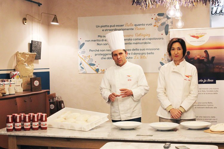 ItaliaaTavola's tweet photo. Al #LibraCucinaEvolution i segreti per una #pizza leggera e #salutare #salse #iat #italiaatavola @CucinaEvolution #IaT https://t.co/UsB9rNyc74 https://t.co/QOgP5qTsXW