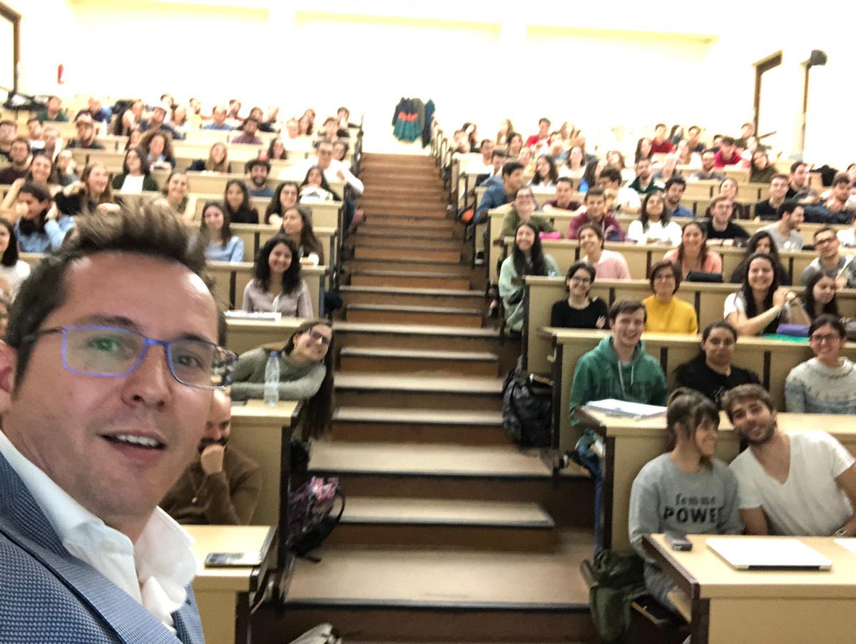 pedroluisSF's tweet photo. @sergiomartin en clase de Cardiología  de la Universidad de Salamanca dando una clase magistral sobre comunicación a la sociedad en medicina https://t.co/WQdkmod5UU