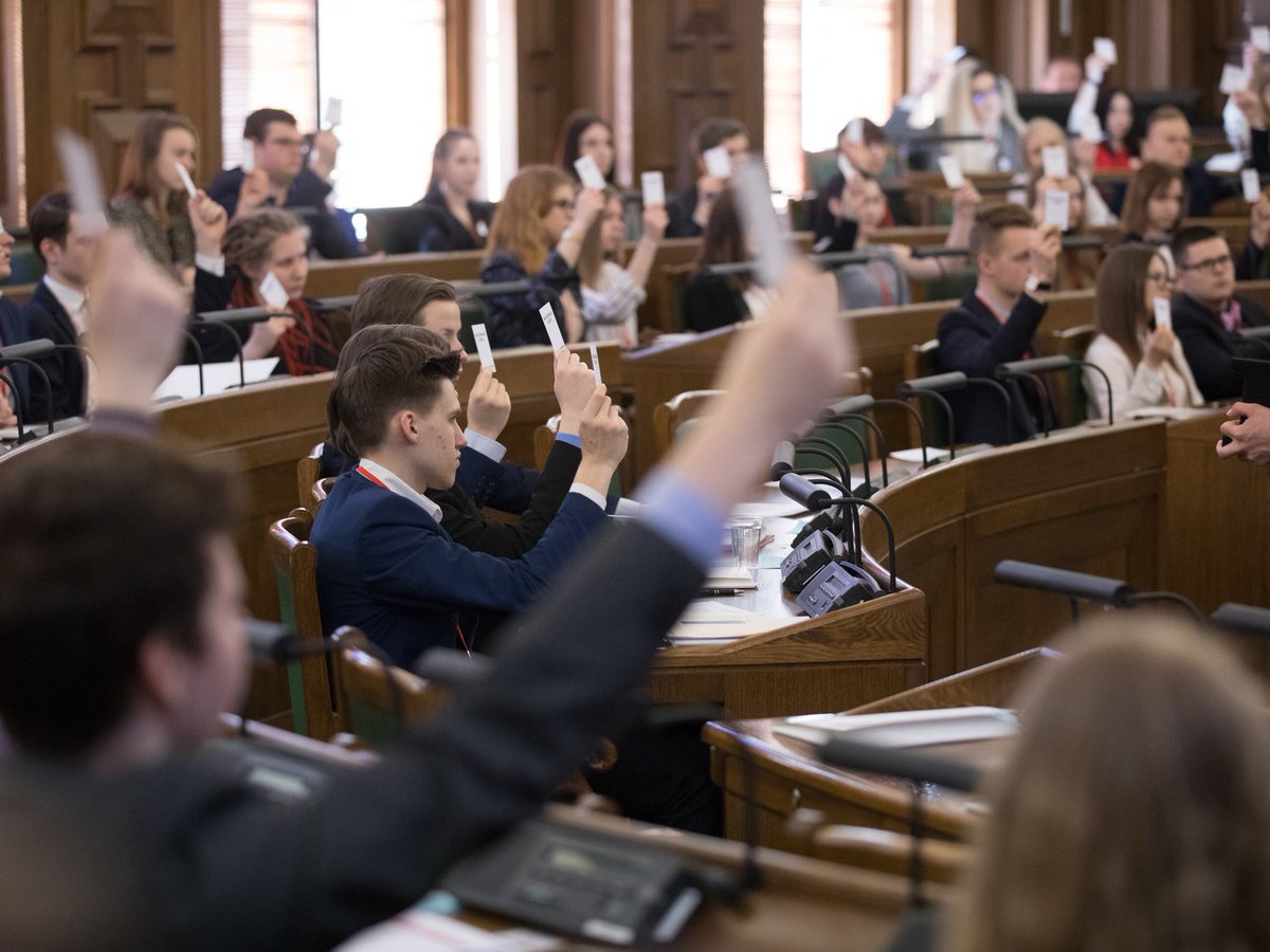 dalbrno's tweet photo. @PatrickKanner @Valerie_Rabault @faureolivier @csaudiovisuel Le pseudo #Grand Ébat français, mérite de s'inspirer de la #Lettonie, https://t.co/qyFcWs6aWR pays champion de la #DemocratieParticipative qui depuis 2010 montre la voie en Europe d'un vrai #GrandDebat permanent 7j/7 &amp; 24h/24 avec son Parlement Jeunes https://t.co/w0moyg6xqM https://t.co/MaLRzPdmg6
