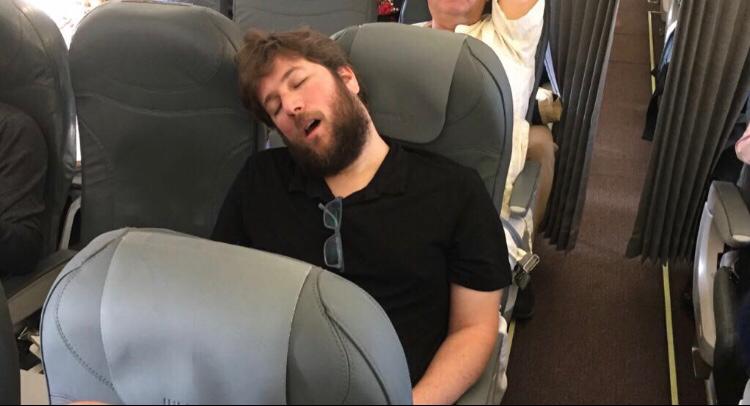 El eurodiputado podemita Miguel Urbán viajando como la casta, en Business Class, y trabajando duro.