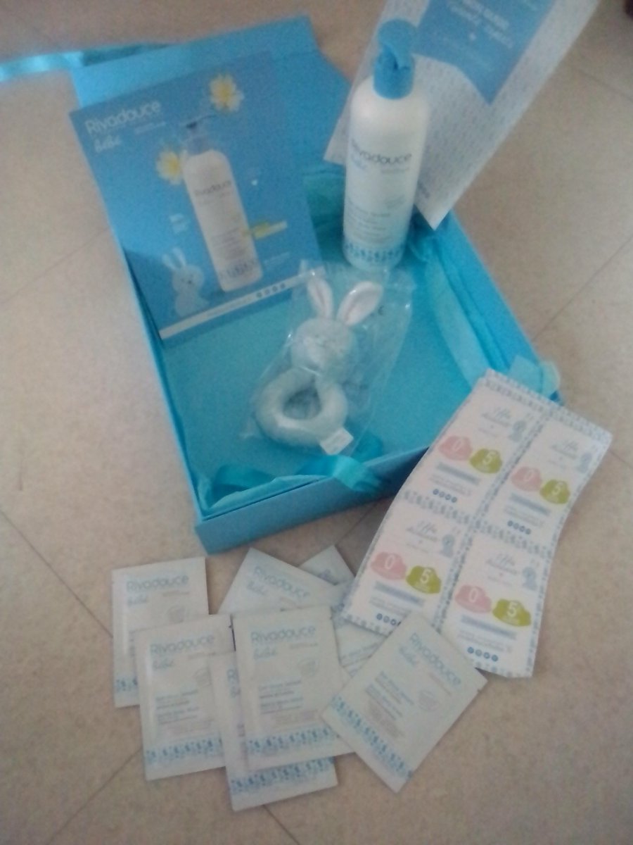 maviemesenfant3's tweet photo. Ce matin jai reçu ce magnifique coffret @rivadoucebebe <3
Mes 3 Loulous vont testés ce soins lavant douche corps et cheveux !!
Leurs peaux est si sèches que ce gel lavant va hydraté tendrement leurs douce peau <3
#parentsexperts #rivadoucebebe #douceur #bebe #peaudouce https://t.co/GNpWkD9YmJ