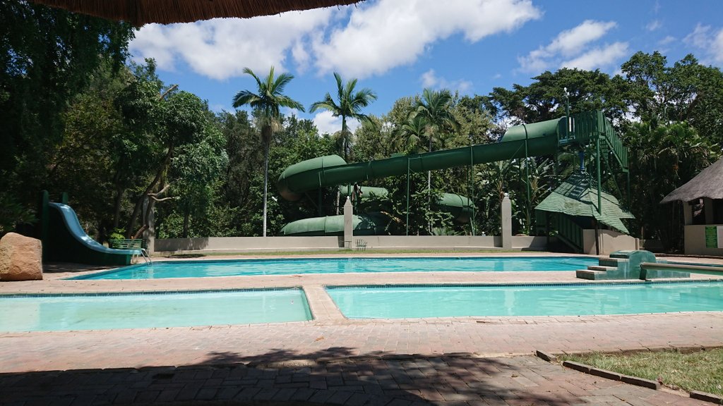 georgiehall2395's tweet image. Yesterday we were swimming in Blyde River in the canyon, today we have this beautiful pool all to ourselves! 😍 What an amazing few days off 🎉🇿🇦

#bushwise #fgasa #weekoff #holiday #vacation #travel #blyderivercanyon #swimming #relaxing