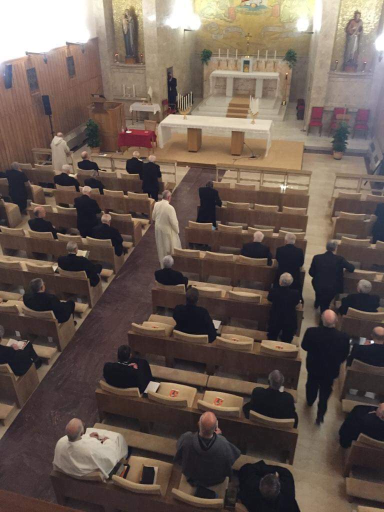bernardogianni's tweet photo. "Non obbedire a chi ti dice 
di rinunziare all'impossibile!
L'impossibile solo
rende possibile la vita dell'uomo.
Tu fai bene a inseguire
 il vento con un secchio.
Da te, e da te soltanto,
si lascerà catturare!".
La #Guidacci x augurare a @Pontifex_it bagliori di #ardentidesideri https://t.co/4Bl6ZqmGk6