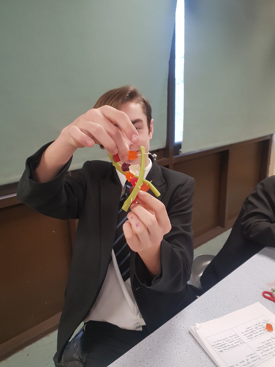 UHHSScience's tweet photo. Y8.3 have made some fabulous DNA models using sweets... Well done guys 👏 #scienceweek #genetics #DNA #juniorscientists https://t.co/7BomeDWzMI