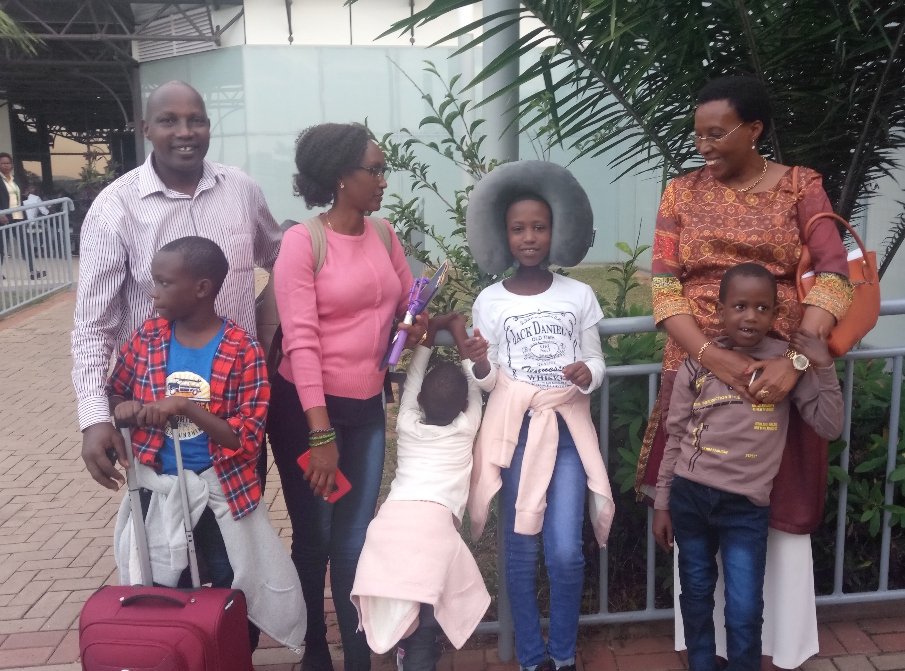 Maison_Shalom's tweet photo. Leur papa a été porté disparu @Burundi, leur maman est décédée en exil, #maggy @Maison_Shalom  les récupère... Le #Canada les a accueillis. Merci à tous ceux qui se sont impliqués
@auroraprize_ @GbikpiRuth @ABC_RDBM @ABC_Federal @RefugeesRwanda @RTBFinfo @ndongoziB @ItaraBurundi https://t.co/wypOihETMX