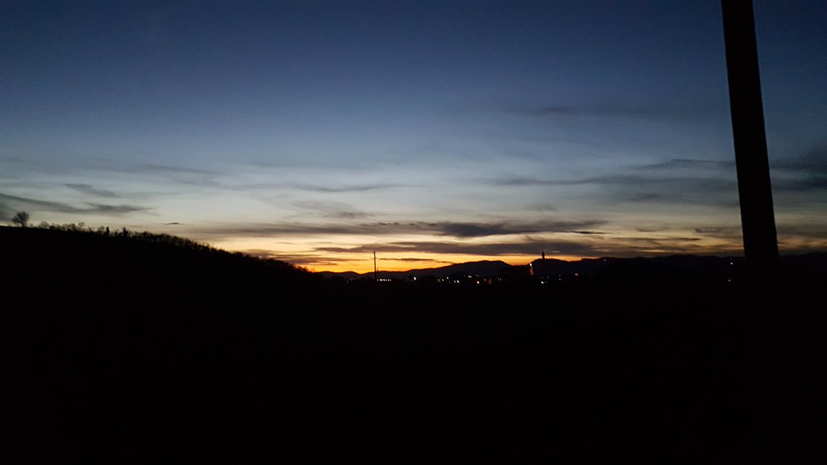 trekkin2thewild's tweet photo. Tramonto salendo al Monte Spinazzole sui #collieuganei 
#emozioniuniche #Cammina_Natura #freedom #tramonto #noncifermiamomai https://t.co/bunv6VVnkH