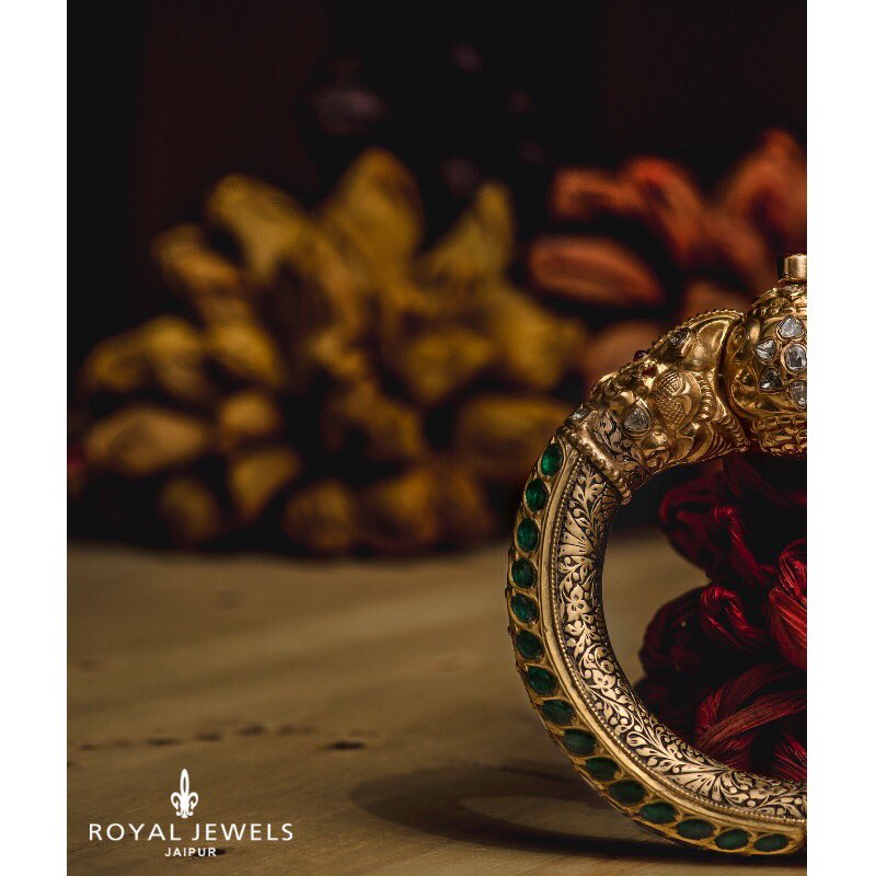 Spanning a History over 5000 years, the Jewellery of India is a striking expression of country's aesthetic and cultural history..
House of #RoyalJewels is one such place where you can find the aesthetics of Mughal Gems & Jewellery.. .
.
#TheWorldOfJadau #JadauJewellery #MughalEra