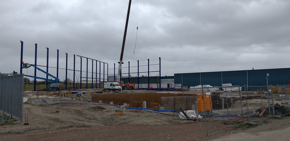wouter_pasman83's tweet photo. Uitbreiding Unipharma Middelburg gaat de lucht in, betonwerk  sprinklerkelder en laadkuil lekker op dreef.  Weer of geen weer...... @FraanjeBouw @ReijrinkBV https://t.co/4SOdckCBGq