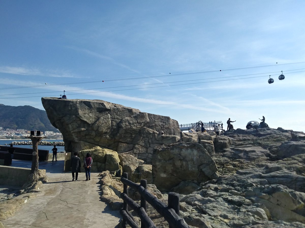 oops1945's tweet image. 무지개는 잡을 수 없기에 더 신비롭고 
꽃은 피었다 시들기에 더 아름답지.

젊음은 붙들 수 없기에 더 소중하고 
우정은 깨지기 쉬운 것이기에 더 귀하지.

우리네 인생 그리 길지도 않은데, 
늘 포근히 감싸주며 살다 가요.

- 좋은 글 중에서...